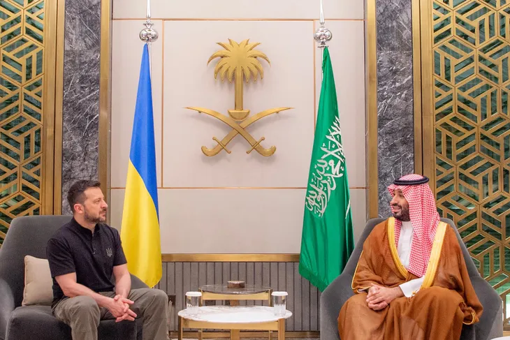 Tổng thống Ukraine Zelensky bất ngờ thăm Saudi Arabia - Ảnh 1. Tổng thống Ukraine Zelensky bất ngờ thăm Saudi Arabia - Ảnh 1.