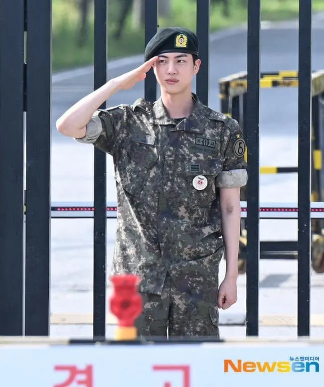 Jin của BTS lý giải lý do đằng sau sự kiện “ôm người hâm mộ” - Ảnh 1. Jin của BTS lý giải lý do đằng sau sự kiện “ôm người hâm mộ” - Ảnh 1.