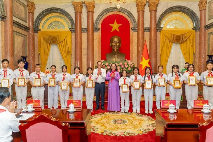 Phó Chủ tịch nước Nguyễn Thị Ánh Xuân gặp gỡ đoàn thiếu nhi tiêu biểu TP Hồ Chí Minh - Ảnh 3. Phó Chủ tịch nước Nguyễn Thị Ánh Xuân gặp gỡ đoàn thiếu nhi tiêu biểu TP Hồ Chí Minh - Ảnh 3.