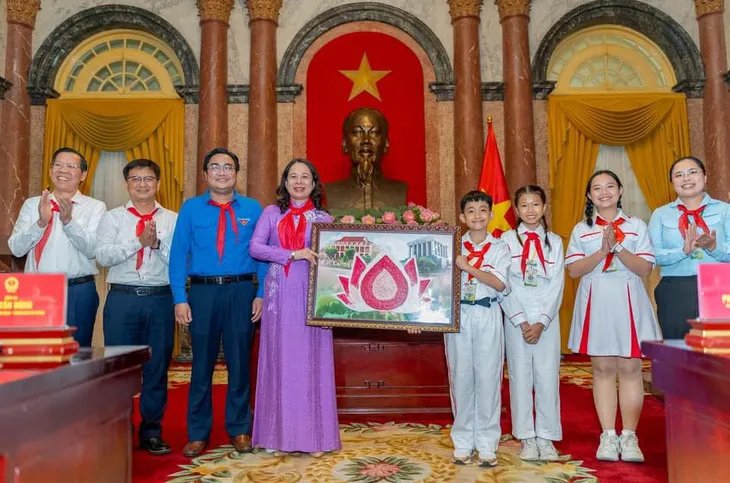 Phó Chủ tịch nước Nguyễn Thị Ánh Xuân gặp gỡ đoàn thiếu nhi tiêu biểu TP Hồ Chí Minh - Ảnh 5. Phó Chủ tịch nước Nguyễn Thị Ánh Xuân gặp gỡ đoàn thiếu nhi tiêu biểu TP Hồ Chí Minh - Ảnh 5.