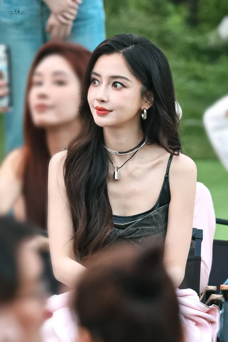 Angelababy được xuất hiện ở sự kiện chính thức, ngoại hình gây tranh cãi - Ảnh 2. Angelababy được xuất hiện ở sự kiện chính thức, ngoại hình gây tranh cãi - Ảnh 2.