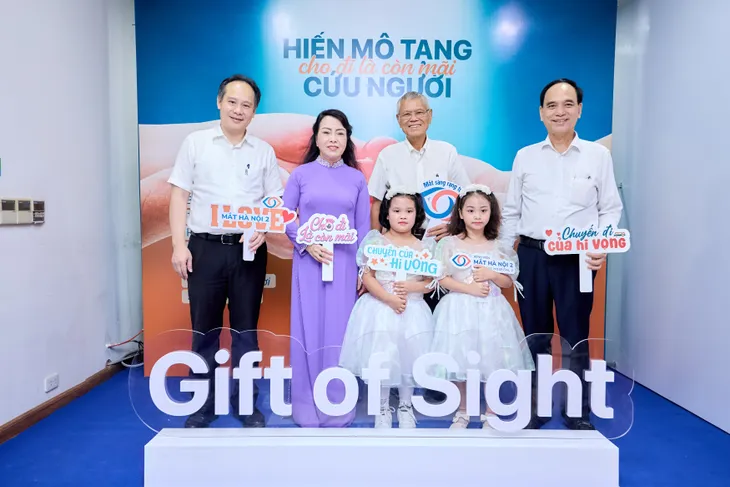 Hơn 300.000 người mù đang cần được phẫu thuật ghép giác mạc để tìm lại ánh sáng - Ảnh 7. Hơn 300.000 người mù đang cần được phẫu thuật ghép giác mạc để tìm lại ánh sáng - Ảnh 7.