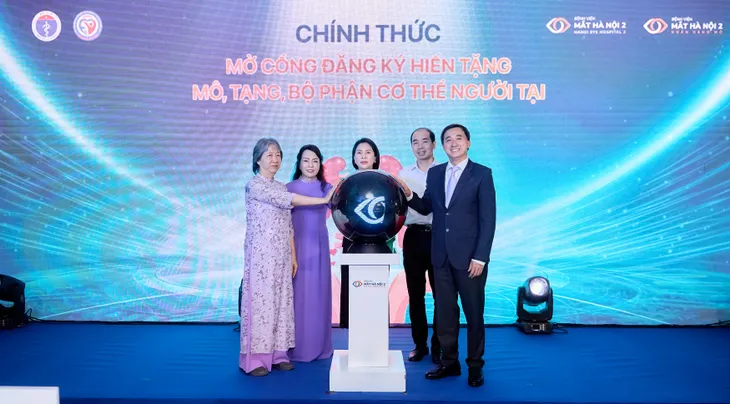 Hơn 300.000 người mù đang cần được phẫu thuật ghép giác mạc để tìm lại ánh sáng - Ảnh 1. Hơn 300.000 người mù đang cần được phẫu thuật ghép giác mạc để tìm lại ánh sáng - Ảnh 1.