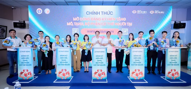 Hơn 300.000 người mù đang cần được phẫu thuật ghép giác mạc để tìm lại ánh sáng - Ảnh 6. Hơn 300.000 người mù đang cần được phẫu thuật ghép giác mạc để tìm lại ánh sáng - Ảnh 6.