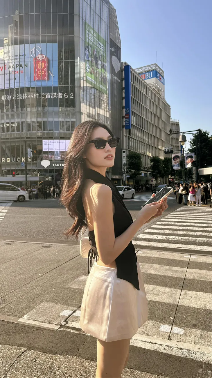 Hé lộ thiệp cưới của Midu, Hoa hậu Thùy Tiên flex tốt nghiệp Thạc sĩ - Ảnh 5. Hé lộ thiệp cưới của Midu, Hoa hậu Thùy Tiên flex tốt nghiệp Thạc sĩ - Ảnh 5.