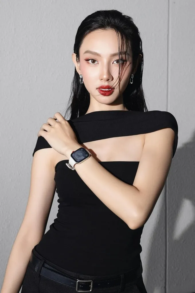 Hé lộ thiệp cưới của Midu, Hoa hậu Thùy Tiên flex tốt nghiệp Thạc sĩ - Ảnh 2. Hé lộ thiệp cưới của Midu, Hoa hậu Thùy Tiên flex tốt nghiệp Thạc sĩ - Ảnh 2.