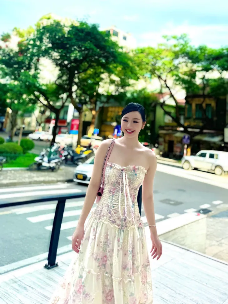 Hé lộ thiệp cưới của Midu, Hoa hậu Thùy Tiên flex tốt nghiệp Thạc sĩ - Ảnh 8. Hé lộ thiệp cưới của Midu, Hoa hậu Thùy Tiên flex tốt nghiệp Thạc sĩ - Ảnh 8.