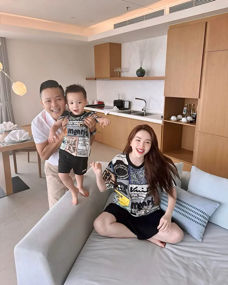 Hé lộ thiệp cưới của Midu, Hoa hậu Thùy Tiên flex tốt nghiệp Thạc sĩ - Ảnh 9. Hé lộ thiệp cưới của Midu, Hoa hậu Thùy Tiên flex tốt nghiệp Thạc sĩ - Ảnh 9.