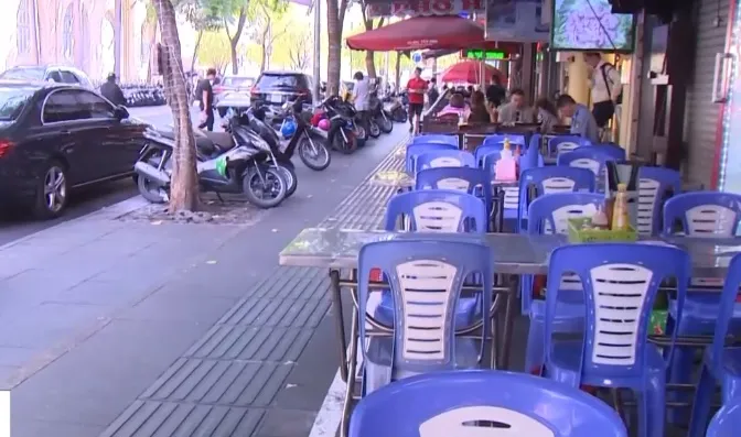 TP Hồ Chí Minh: Nhiều hộ kinh doanh tiếp tục đăng ký thuê vỉa hè - Ảnh 1. TP Hồ Chí Minh: Nhiều hộ kinh doanh tiếp tục đăng ký thuê vỉa hè - Ảnh 1.