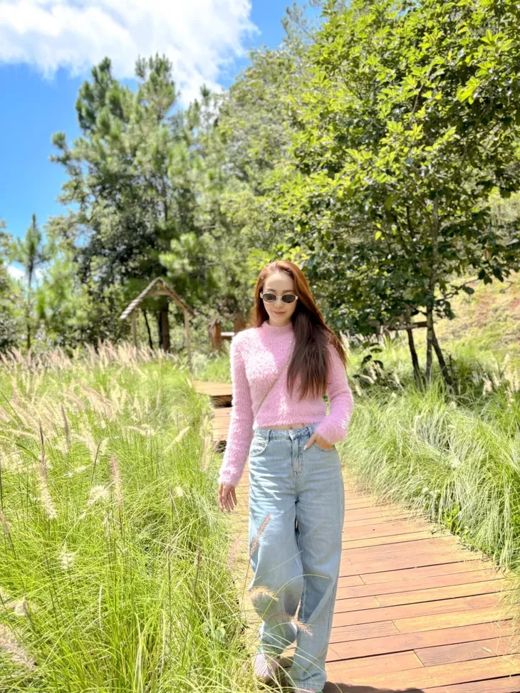 Hé lộ thiệp cưới của Midu, Hoa hậu Thùy Tiên flex tốt nghiệp Thạc sĩ - Ảnh 4. Hé lộ thiệp cưới của Midu, Hoa hậu Thùy Tiên flex tốt nghiệp Thạc sĩ - Ảnh 4.