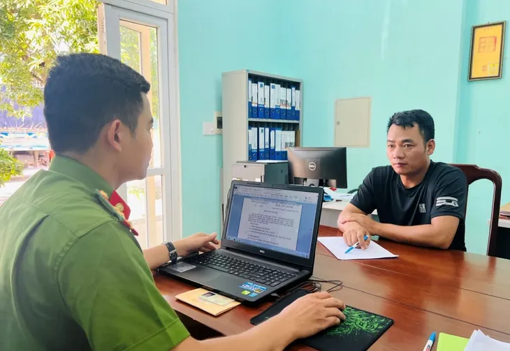 Bắt quả tang xe tải chở 37 bình khí cười từ Bắc vào Nam tiêu thụ - Ảnh 1. Bắt quả tang xe tải chở 37 bình khí cười từ Bắc vào Nam tiêu thụ - Ảnh 1.