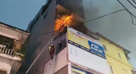 Vụ cháy tại Định Công Hạ (Hà Nội): Phát hiện 4 thi thể nạn nhân - Ảnh 1. Vụ cháy tại Định Công Hạ (Hà Nội): Phát hiện 4 thi thể nạn nhân - Ảnh 1.