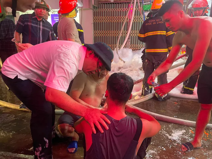 Vụ cháy tại Định Công Hạ (Hà Nội): Phát hiện 4 thi thể nạn nhân - Ảnh 4. Vụ cháy tại Định Công Hạ (Hà Nội): Phát hiện 4 thi thể nạn nhân - Ảnh 4.