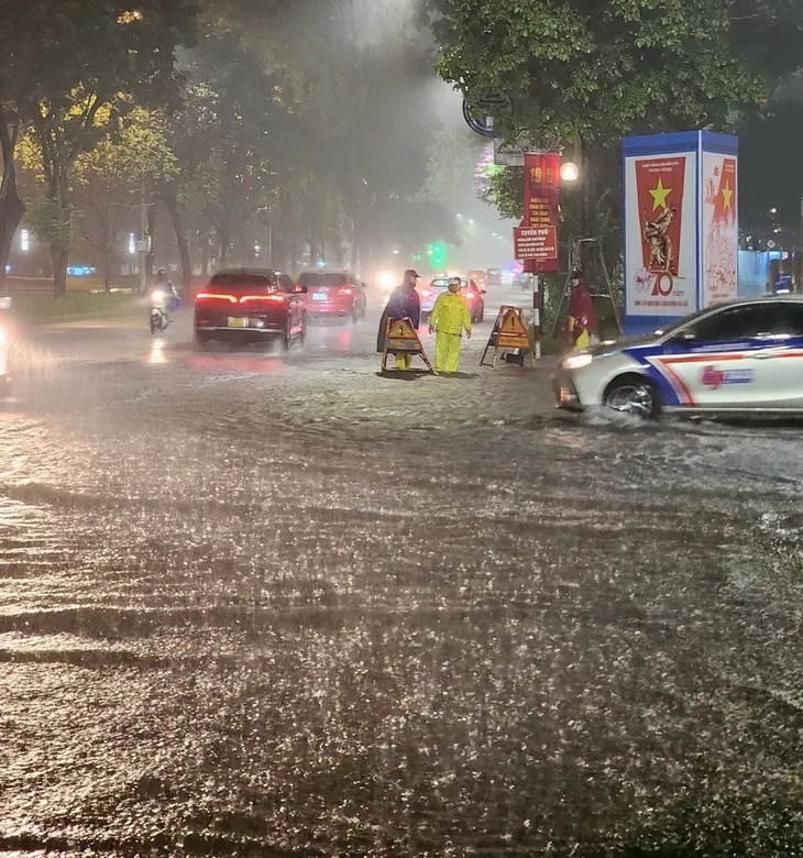 Hà Nội chỉ đạo khẩn bảo đảm an toàn hạ du - Ảnh 1. Hà Nội chỉ đạo khẩn bảo đảm an toàn hạ du - Ảnh 1.