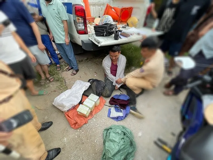 Bắt giữ đối tượng vận chuyển 18 bánh heroin - Ảnh 1. Bắt giữ đối tượng vận chuyển 18 bánh heroin - Ảnh 1.