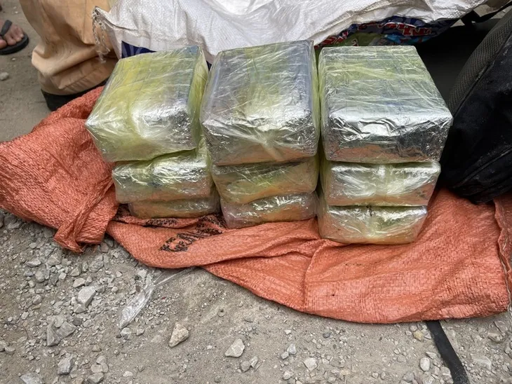 Bắt giữ đối tượng vận chuyển 18 bánh heroin - Ảnh 2. Bắt giữ đối tượng vận chuyển 18 bánh heroin - Ảnh 2.