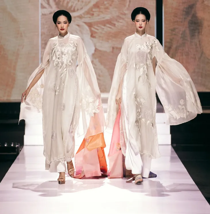 Linh Nga mặc áo dài, múa trên sàn diễn thời trang - Ảnh 3.