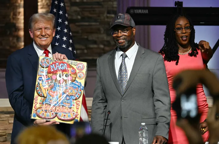 Ông Trump đến thăm nhà thờ ở Detroit nhằm thu hút cử tri da màu - Ảnh 2. Ông Trump đến thăm nhà thờ ở Detroit nhằm thu hút cử tri da màu - Ảnh 2.