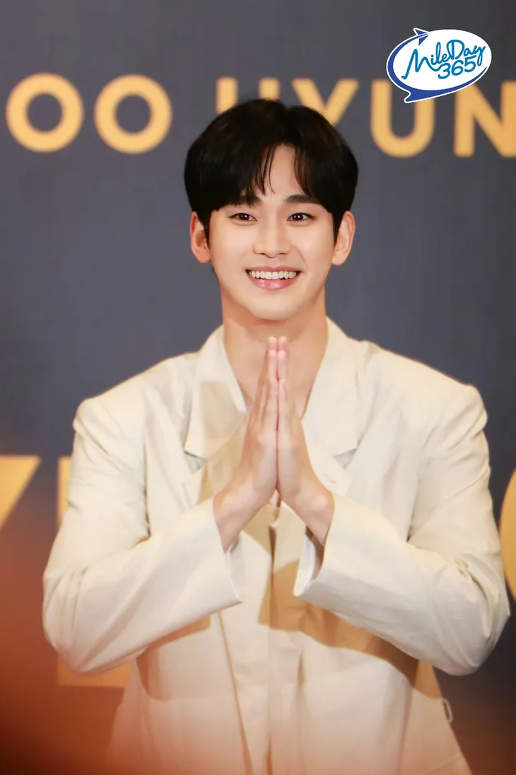 Kim Soo Hyun hát live OST “Nữ hoàng nước mắt” khiến fan mê mẩn - Ảnh 1. Kim Soo Hyun hát live OST “Nữ hoàng nước mắt” khiến fan mê mẩn - Ảnh 1.