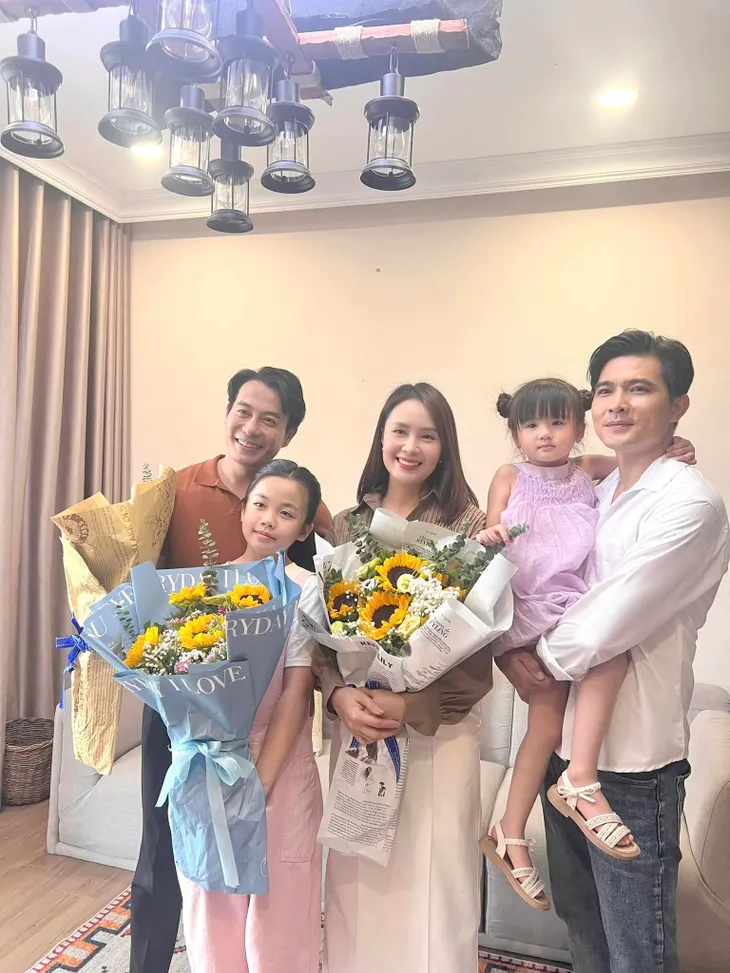 Bé Kitty đáng yêu ở hậu trường Trạm cứu hộ trái tim - Ảnh 2. Bé Kitty đáng yêu ở hậu trường Trạm cứu hộ trái tim - Ảnh 2.