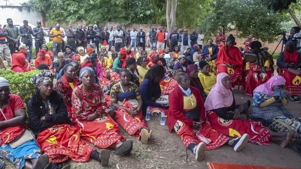 Đoàn xe rước linh cữu Phó Tổng thống Malawi đâm vào đám đông khiến 4 người thiệt mạng - Ảnh 1. Đoàn xe rước linh cữu Phó Tổng thống Malawi đâm vào đám đông khiến 4 người thiệt mạng - Ảnh 1.