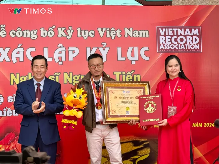 Nghệ sĩ 9X xác lập kỷ lục với tranh vẽ bằng 12 chất liệu độc lạ - Ảnh 1. Nghệ sĩ 9X xác lập kỷ lục với tranh vẽ bằng 12 chất liệu độc lạ - Ảnh 1.
