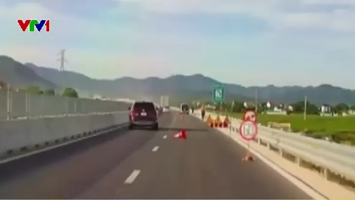 Cảnh báo an toàn lại gây mất an toàn - Ảnh 1.