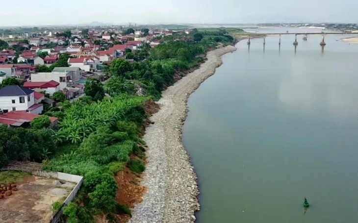 Sạt lở bờ sông Đà, uy hiếp tính mạng và tài sản của nhiều hộ dân - Ảnh 1. Sạt lở bờ sông Đà, uy hiếp tính mạng và tài sản của nhiều hộ dân - Ảnh 1.