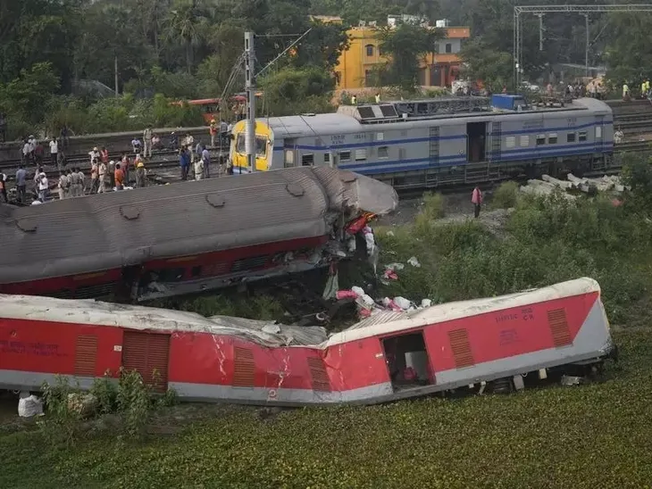 Tai nạn đường sắt nghiêm trọng tại Ấn Độ, ít nhất 15 người thiệt mạng - Ảnh 1. Tai nạn đường sắt nghiêm trọng tại Ấn Độ, ít nhất 15 người thiệt mạng - Ảnh 1.