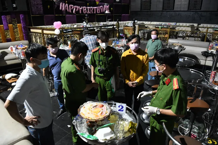 Triệt phá quán bar lớn ở TP Hồ Chí Minh, bắt khẩn cấp 23 đối tượng liên quan ma túy - Ảnh 3.