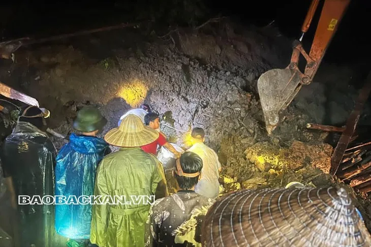 Bắc Kạn sạt lở đất nghiêm trọng vùi lấp 4 người - Ảnh 2.