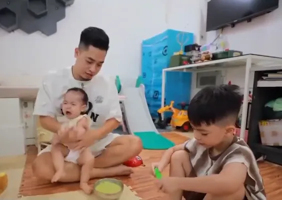 Cuộc chiến trông con ngày hè: Cha mẹ toát mồ hôi, vừa trông con vừa làm việc - Ảnh 1. Cuộc chiến trông con ngày hè: Cha mẹ toát mồ hôi, vừa trông con vừa làm việc - Ảnh 1.