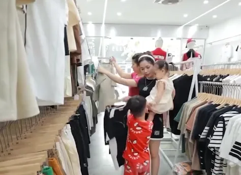 Cuộc chiến trông con ngày hè: Cha mẹ toát mồ hôi, vừa trông con vừa làm việc - Ảnh 2. Cuộc chiến trông con ngày hè: Cha mẹ toát mồ hôi, vừa trông con vừa làm việc - Ảnh 2.
