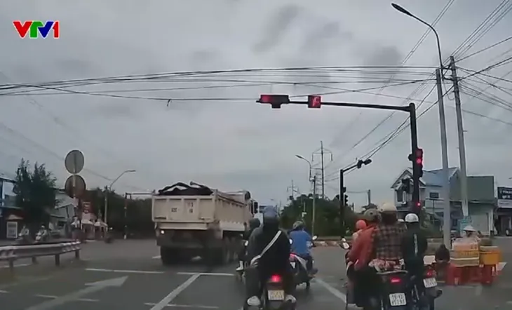 Xe ben vượt đèn đỏ, quay đầu trái luật giữa ngã ba - Ảnh 1. Xe ben vượt đèn đỏ, quay đầu trái luật giữa ngã ba - Ảnh 1.