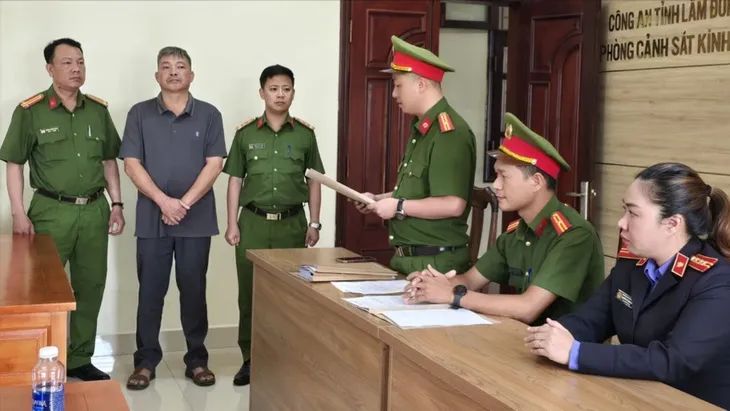 Khởi tố 4 cán bộ xã để xảy ra khai thác trái phép khoáng sản - Ảnh 2. Khởi tố 4 cán bộ xã để xảy ra khai thác trái phép khoáng sản - Ảnh 2.