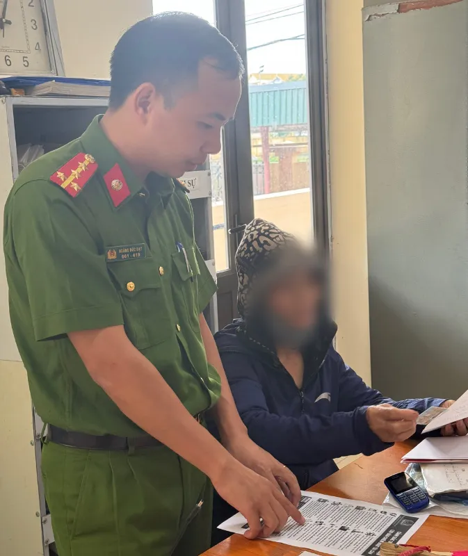 Giả danh công an lừa người dân bán vàng để chuyển tiền - Ảnh 1. Giả danh công an lừa người dân bán vàng để chuyển tiền - Ảnh 1.