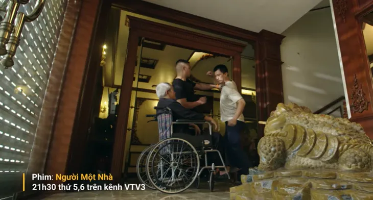 Người một nhà - Tập 25: Ông trùm ép Khải phải đập nát chân Trí - Ảnh 1. Người một nhà - Tập 25: Ông trùm ép Khải phải đập nát chân Trí - Ảnh 1.