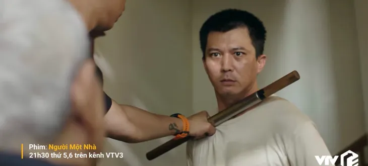 Người một nhà - Tập 25: Ông trùm ép Khải phải đập nát chân Trí - Ảnh 4. Người một nhà - Tập 25: Ông trùm ép Khải phải đập nát chân Trí - Ảnh 4.