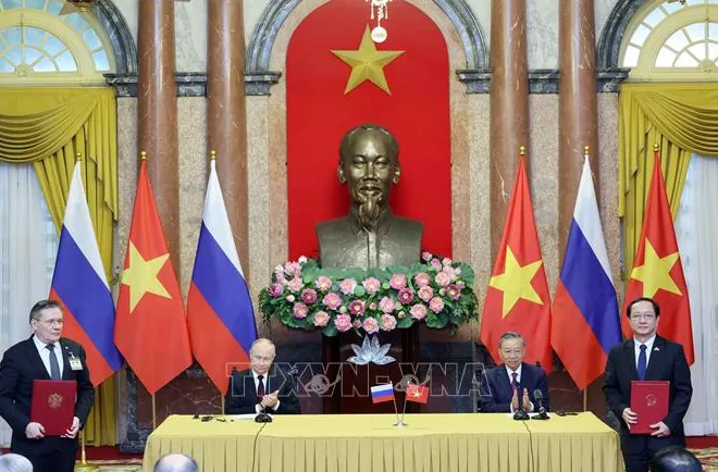 Chủ tịch nước Tô Lâm và Tổng thống Nga Vladimir Putin chứng kiến trao văn kiện hợp tác - Ảnh 4. Chủ tịch nước Tô Lâm và Tổng thống Nga Vladimir Putin chứng kiến trao văn kiện hợp tác - Ảnh 4.