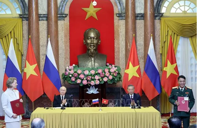 Chủ tịch nước Tô Lâm và Tổng thống Nga Vladimir Putin chứng kiến trao văn kiện hợp tác - Ảnh 5. Chủ tịch nước Tô Lâm và Tổng thống Nga Vladimir Putin chứng kiến trao văn kiện hợp tác - Ảnh 5.