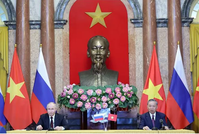 Chủ tịch nước Tô Lâm và Tổng thống Nga Vladimir Putin chứng kiến trao văn kiện hợp tác - Ảnh 6. Chủ tịch nước Tô Lâm và Tổng thống Nga Vladimir Putin chứng kiến trao văn kiện hợp tác - Ảnh 6.