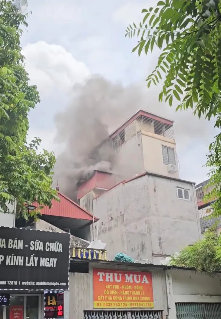Cháy nhà 3 tầng ở phố Nguyễn Khang (Hà Nội) - Ảnh 1. Cháy nhà 3 tầng ở phố Nguyễn Khang (Hà Nội) - Ảnh 1.