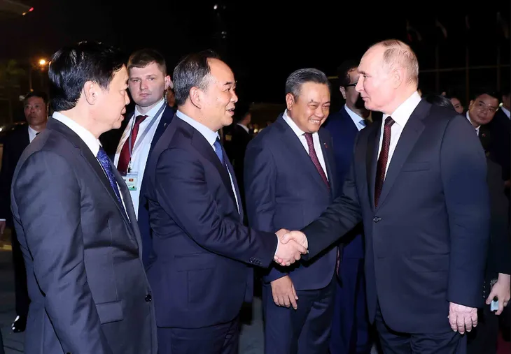 Tổng thống Nga Vladimir Putin kết thúc tốt đẹp chuyến thăm cấp Nhà nước tới Việt Nam - Ảnh 4. Tổng thống Nga Vladimir Putin kết thúc tốt đẹp chuyến thăm cấp Nhà nước tới Việt Nam - Ảnh 4.
