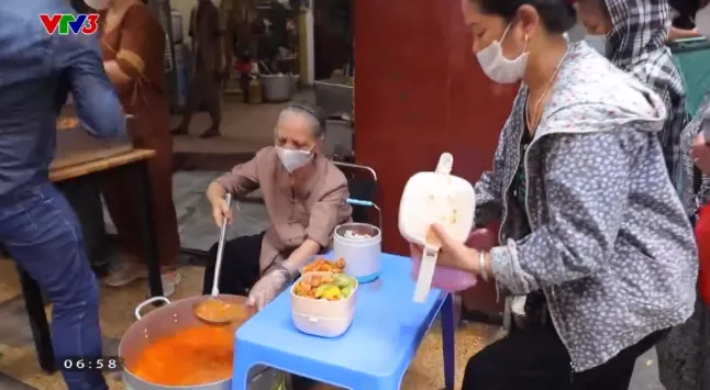Những hộp cơm 0 đồng ấm lòng người bệnh - Ảnh 2. Những hộp cơm 0 đồng ấm lòng người bệnh - Ảnh 2.