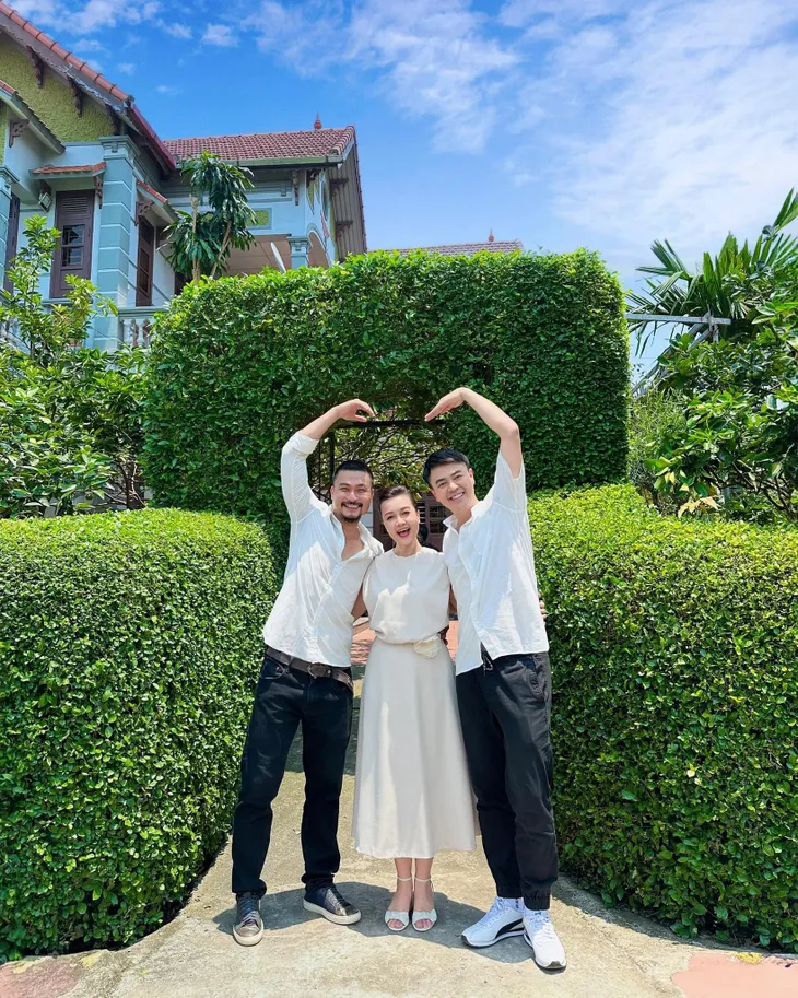 Dàn diễn viên Người một nhà lưu luyến chia tay bộ phim - Ảnh 4. Dàn diễn viên Người một nhà lưu luyến chia tay bộ phim - Ảnh 4.