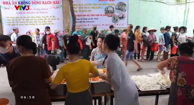 Những hộp cơm 0 đồng ấm lòng người bệnh - Ảnh 1. Những hộp cơm 0 đồng ấm lòng người bệnh - Ảnh 1.