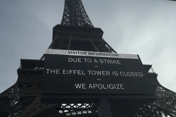 Pháp tăng giá vé tham quan Tháp Eiffel thêm 20% để cứu “bà đầm sắt” - Ảnh 1. Pháp tăng giá vé tham quan Tháp Eiffel thêm 20% để cứu “bà đầm sắt” - Ảnh 1.