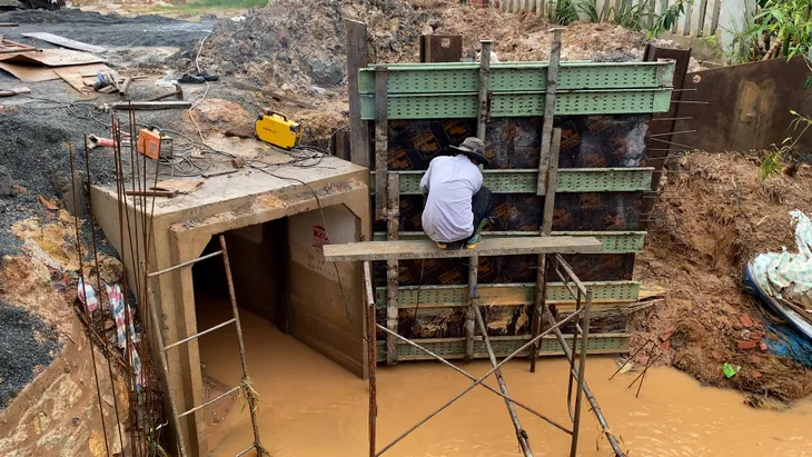 Đồng Nai: Lắp cống để ngăn đất đỏ ảnh hưởng đến người dân - Ảnh 6. Đồng Nai: Lắp cống để ngăn đất đỏ ảnh hưởng đến người dân - Ảnh 6.