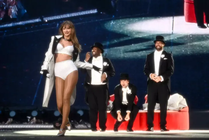 Taylor Swift mang người yêu lên sân khấu - Ảnh 1. Taylor Swift mang người yêu lên sân khấu - Ảnh 1.