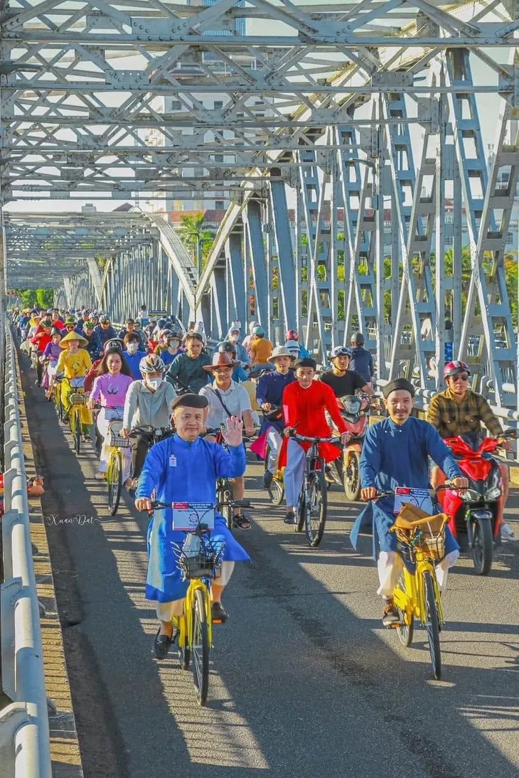 Khai mạc Tuần lễ Áo dài cộng đồng Huế 2024 - Ảnh 2. Khai mạc Tuần lễ Áo dài cộng đồng Huế 2024 - Ảnh 2.